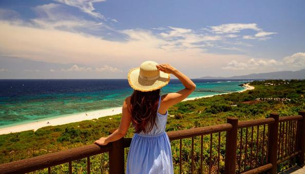  若い女性のリゾートイメージの写真