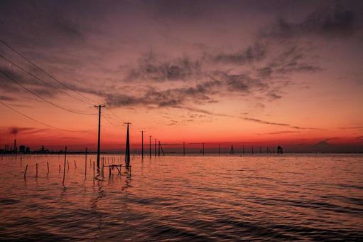 海中電柱 海中電柱,久津間海岸,夕陽の写真素材