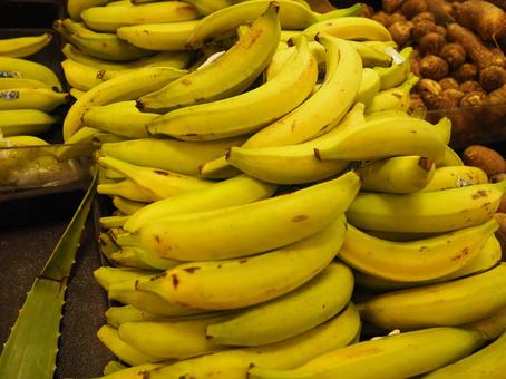 市場で販売されるバナナ 市場で販売されるバナナの写真
