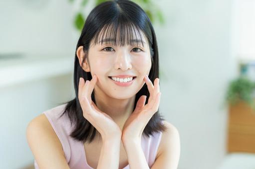 スキンケアをする女性 美容,ビューティー,笑顔の写真素材