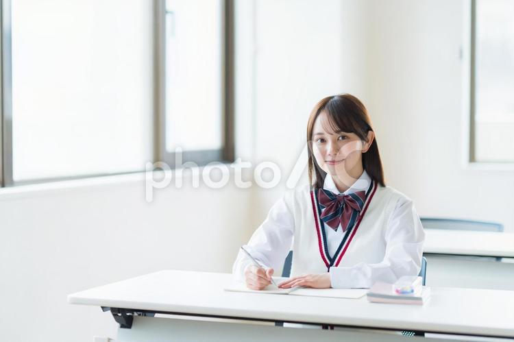教室で勉強する学生 高校生,笑顔,学生の写真素材