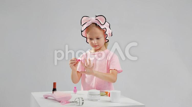 真剣な顔で爪を塗る女の子 女の子,ネイル,マニキュアの写真素材