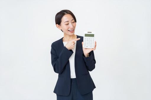 電卓を持つ女性 ビジネス,電卓,お金の写真素材