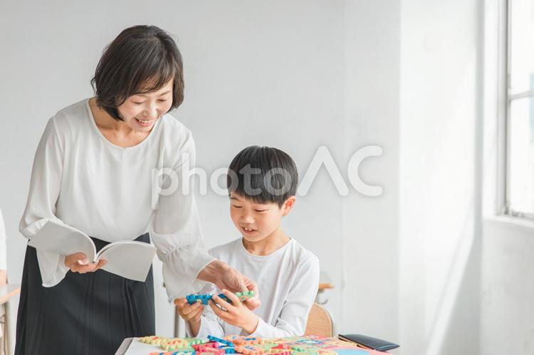英語を勉強する男の子と女性講師（教育） 教育,学校,先生の写真素材