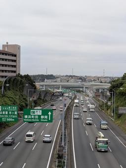 スポーツの日連休前の金曜日の朝の東名高速 スポーツの日連休前の金曜日の朝の東名高速 横浜青葉インターチェンジ,神奈川県横浜市青葉区,道路標識の写真素材