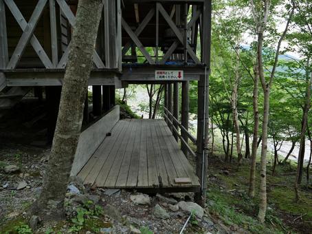 鋸岳登山道 赤い小屋 避難場所 鋸岳登山道 赤い小屋 避難場所の写真