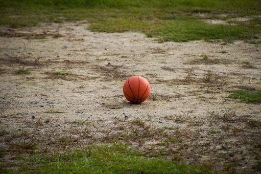 公園の地面に転がるバスケットボール 公園,バスケットボール,ボールの写真素材