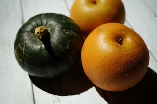 梨とミニカボチャ 梨とミニカボチャ 梨,ミニカボチャ,野菜の写真素材