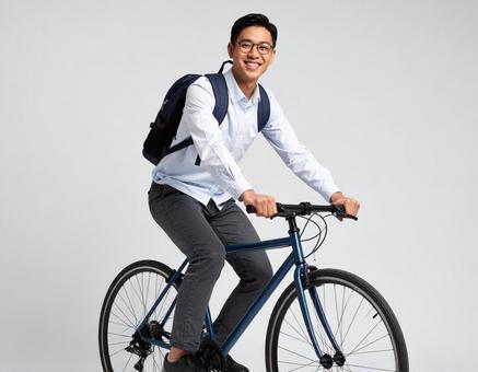 自転車通学をする男子高校生のイメージ 自転車通学をする男子高校生のイメージの写真