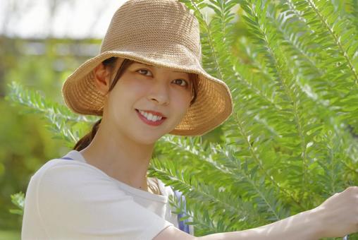 ジョウロでプランターに水やりをする女性 ジョウロでプランターに水やりをする女性 ガーデニング,園芸,水やりの写真素材