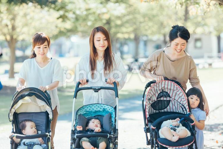 公園で遊ぶママ友と子供 ベビーカー,ママ友,赤ちゃんの写真素材