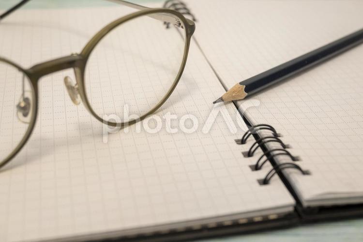 眼鏡とノート 眼鏡,メガネ,ノートの写真素材