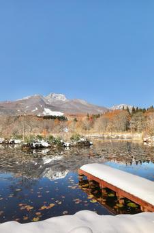 雪景色　新潟県　妙高山　いもり池 空,山,秋の写真素材