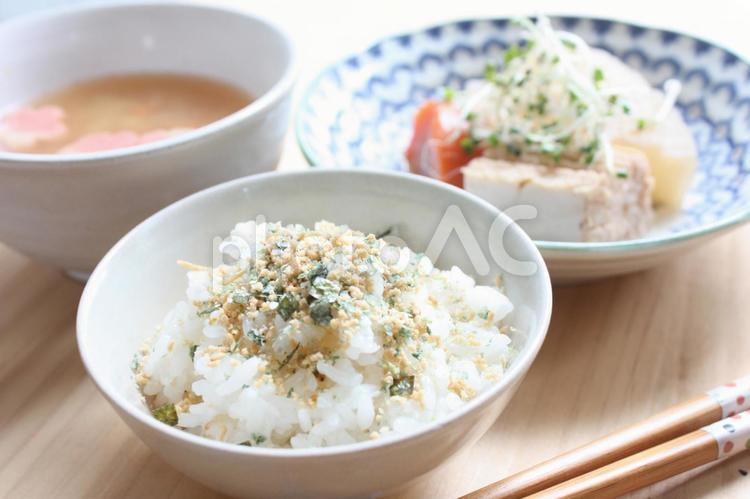 ふりかけのかかったご飯 シンプルな和食,ふりかけ,すりかけご飯の写真素材