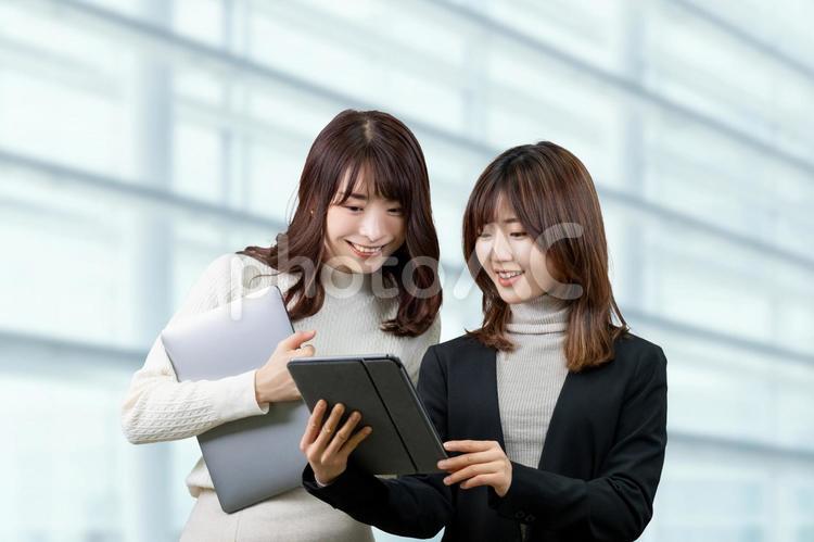 タブレットの画面を見る2人のビジネス女性 女性,ビジネス,ビジネスウーマンの写真素材