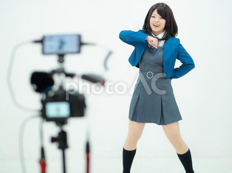 12：カメラの前でダンスを踊る女子高生 女性,女子高生,高校生の写真素材