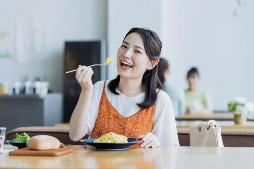 カフェで食事をする若い女性 カフェで食事をする若い女性 食事,食べる,女性の写真素材