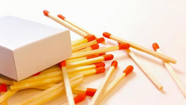 マッチ箱からひっくり返ったマッチ棒の写真