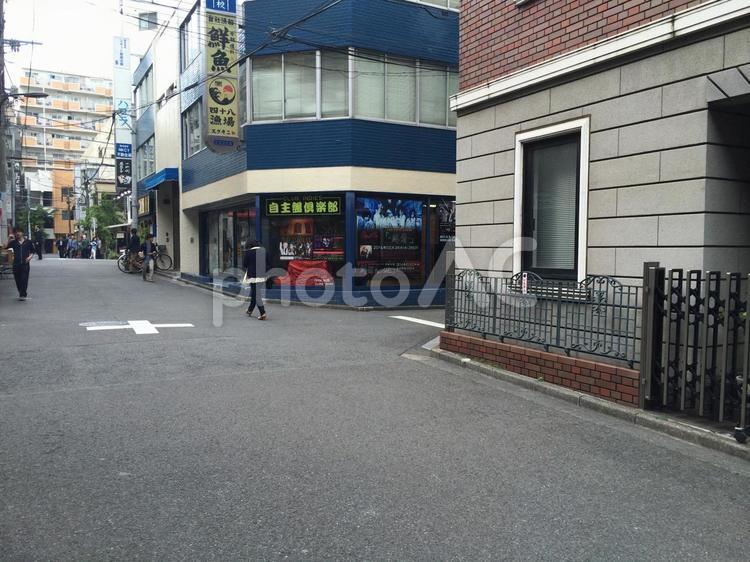 人通りが少ない新宿の路地、街並み。風景 路地,裏通り,西新宿歩道橋通りの写真素材