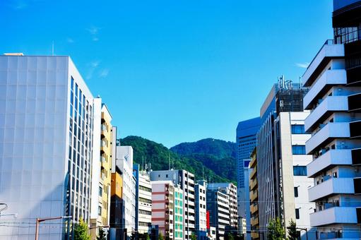 夏の青空と神戸の街並み 夏の青空と神戸の街並み ビル,街並み,オフィスの写真素材