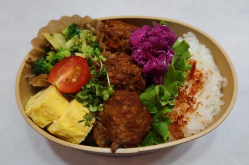 ミートボールのお弁当 ミートボール,ブロッコリー,紫キャベツの写真素材
