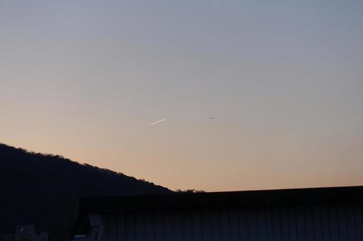 夕暮れの鳥と飛行機(雲) 夕暮れの鳥と飛行機(雲)の写真
