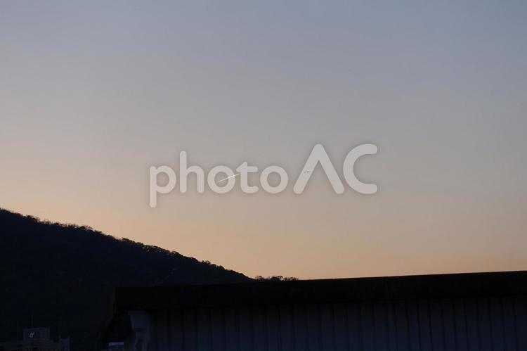 夕暮れの鳥と飛行機（雲） 夕暮れ,太陽,飛行機雲の写真素材