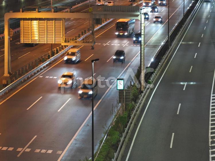 夜の高速道路に流れるヘッドライトの軌跡 ハイウェイ,道路,道の写真素材