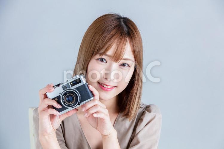 カメラを持って微笑む女性　smiling 女性,カメラ,微笑むの写真素材