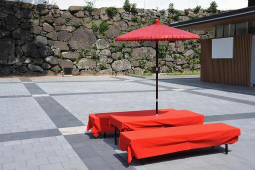 日本の傘の下の休息所	 休息所,かさ,赤の写真素材