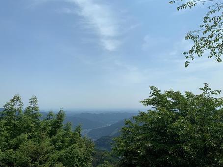 新緑の山並みと青空の絶景 新緑の山並みと青空の絶景の写真
