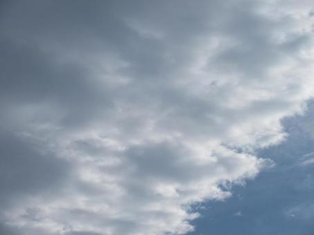 青空に迫りくる白く厚い雲 青空に迫りくる白く厚い雲の写真