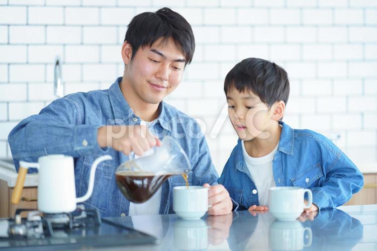 コーヒーを淹れる男性と見ている男の子 親子,男の子,男性の写真素材