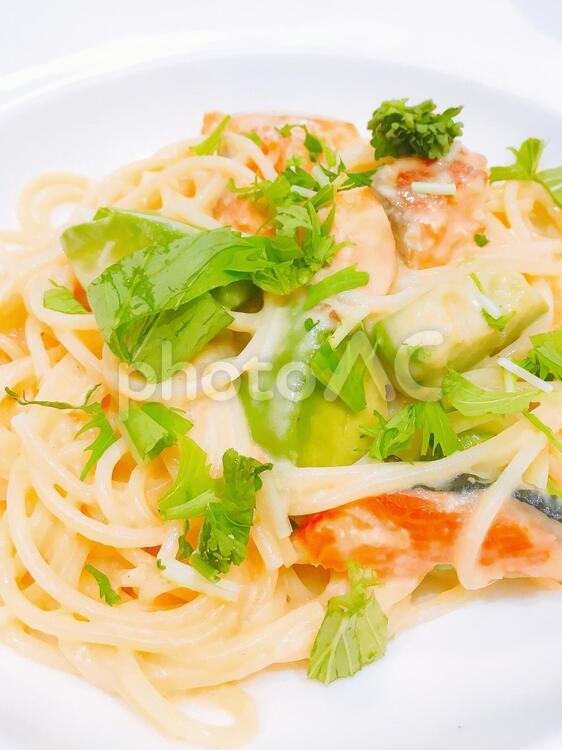サーモンとアボカドのパスタ。01 パスタ,スパゲッティ,スパゲティの写真素材