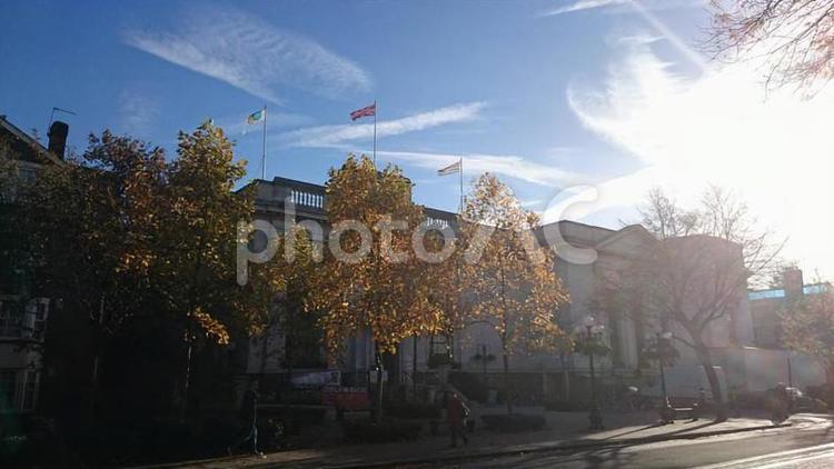 秋の終わりのイギリスの青空と建物　紅葉 ヨーロッパ,イギリス,秋の写真素材