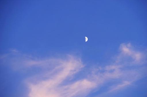 夕焼け雲と月 夕焼け空,夕焼け雲,雲の写真素材