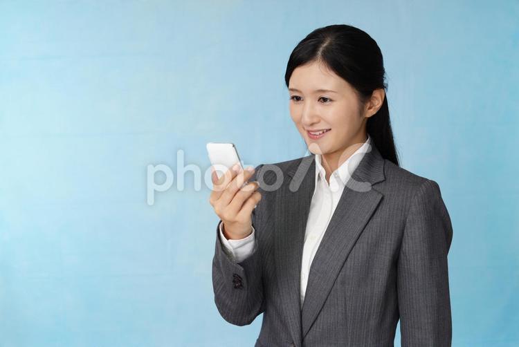 スマートフォンを持つビジネスウーマン 女性,スマホ,スマートフォンの写真素材