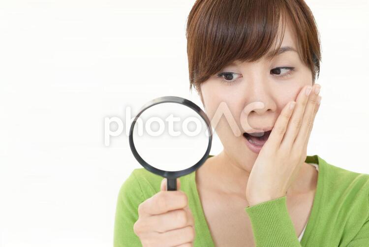 拡大鏡を持つ女性 女性,女,笑顔の写真素材