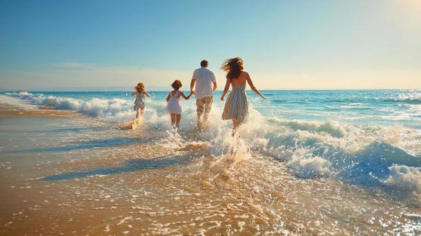 海辺で遊ぶ家族の楽しいひとときの写真