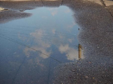 水溜まりに映る空 空,青空,雲の写真素材