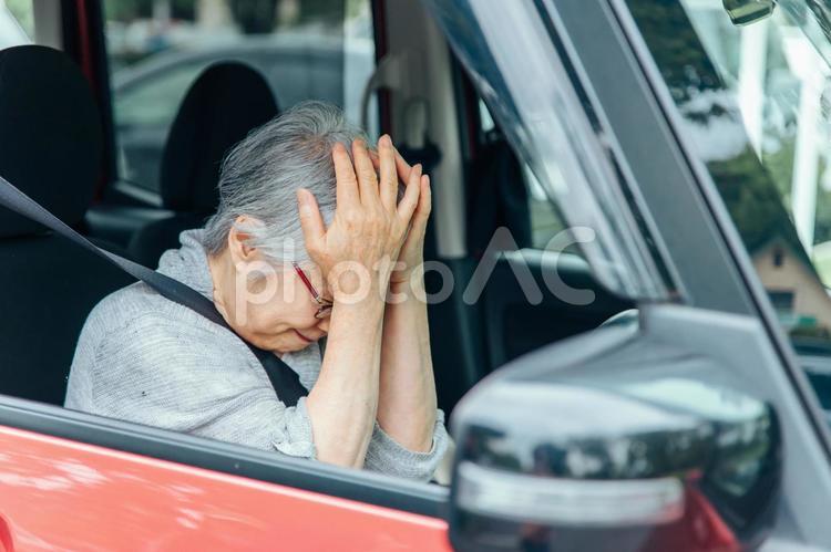 自動車の運転をする高齢者女性 交通事故,高齢者,運転の写真素材