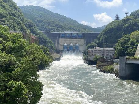 圧巻!ダムの放流 圧巻!ダムの放流 ダム,山,河の写真素材
