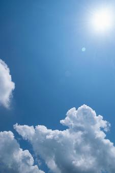 夏の眩しい太陽と白い雲 夏の眩しい太陽と白い雲 太陽,青空,雲の写真素材