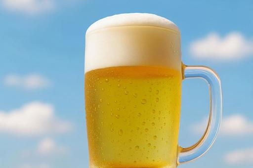 冷えたジョッキ 夏のごほうび黄金のビール 冷えたジョッキ 夏のごほうび黄金のビールの写真