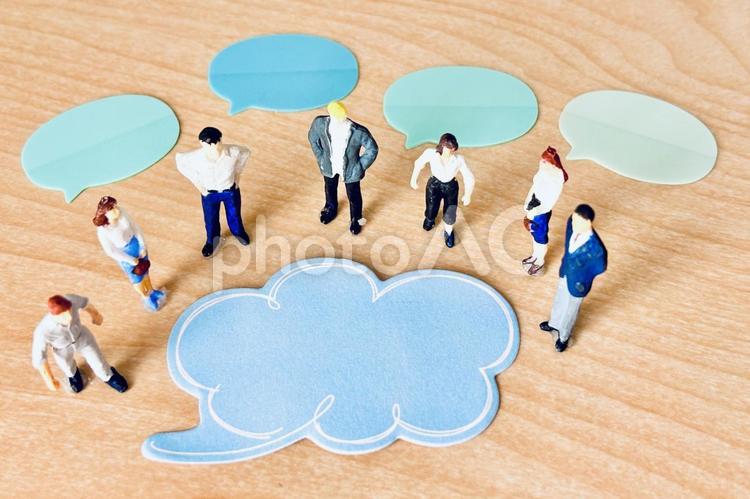 アイディアを出し合い意見をまとめる 会議,ミーティング,打ち合わせの写真素材