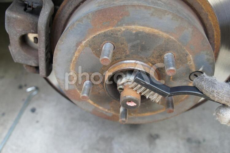 自動車　ブレーキ部の錆落とし 自動車,車,ブレーキの写真素材