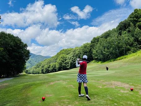 山景色に向かうゴルフスイング 山景色に向かうゴルフスイング ゴルフ場,ゴルフコース,水上高原ゴルフコースの写真素材
