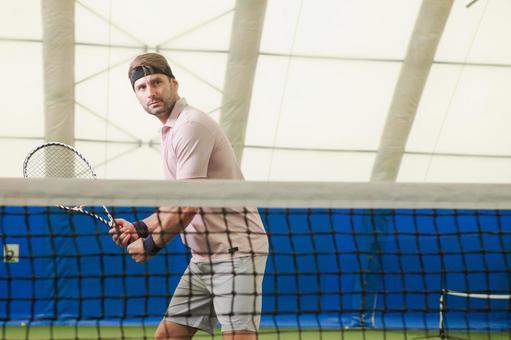真剣な表情で立つテニスプレーヤー 男性,外国人,テニスの写真素材