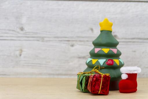 プレゼントとブーツとクリスマスツリー クリスマス,クリスマスツリー,プレゼントの写真素材