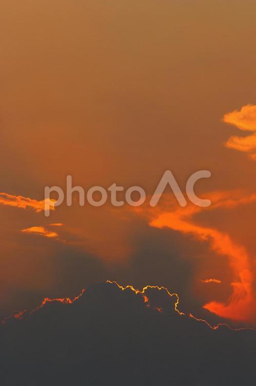 夕焼けと夕日　入道雲のシルエット 入道雲,シルエット,夕焼けの写真素材